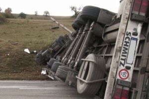 Camion răsturnat pe D.N. 12/A, între Frumoasa şi Lunca de Sus