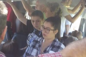 Şoferii care transportă la Carrefour îşi bat joc de clienţi!