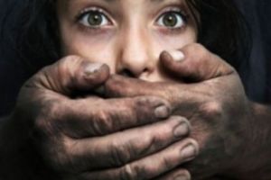 Șocant! Minoră răpită de trei bărbaţi