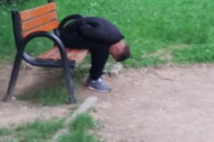 FOTO. Tânăr sub influenţa etnobotanicelor, depistat de poliţiştii locali într-un parc din Satu Mare