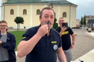 Mai mulţi orădeni au sărbătorit condamnarea lui Dragnea în centrul Oradiei. Câţiva membri ai Oradiei Civice şi-au ras 