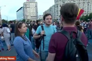 VIDEO: Sute de oameni protestează la Bucureşti. Au plecat spre sediul MAE pentru a-l da jos pe Teodor Meleşcanu