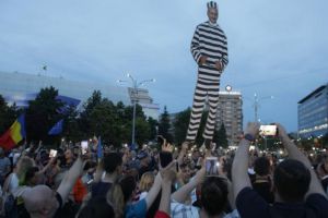 VIDEO – Condamnarea lui Dragnea sărbătorită de sute de oameni în Capitală. Au deschis şampania!