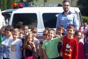 Micutii de la Gradinita nr. 27 Baia Mare au aflat care este rolul politistului rutier