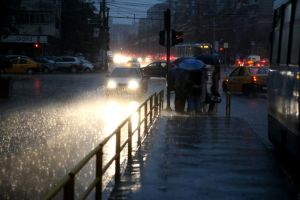 Cod galben de ploi şi furtuni în 13 judeţe, de luni seară