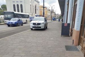 Puterea exemplului: Maşină de Poliţie, prinsă în ofsaid în centrul Oradiei