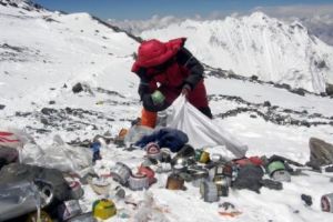 Descoperire şocantă pe cel mai înalt munte al planetei. Patru cadavre şi 10 tone de gunoi au fost strânse de pe Everest