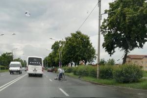 FOTO. Accident pe Drumul Careiului. Impact între un moped şi o maşină
