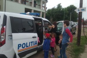 Micuţii arădeni au învăţat multe lucruri utile de la poliţiştii locali despre cum să circule în siguranţă pe stradă (GALERIE FOTO)