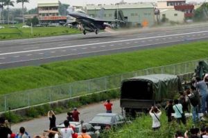 Avioanele de vânătoare au aterizat pe autostradă. Taiwanul a simulat o invazie a insulei de către China 