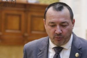 Un poliţist îl ciuruie pe „mitralieră”