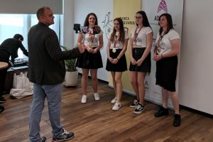 Aplicaţie pentru salvat vieţi: Patru fete din Oradea, premiate pentru un soft care stimulează donarea de sânge (VIDEO)