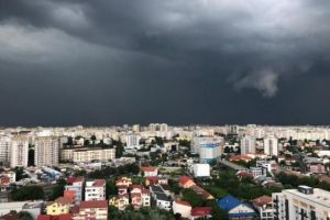 Cod galben de ploi torenţiale, descărcări electrice, vijelii şi grindină, în aproape toată ţara