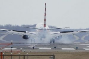 La un pas de dezastru. Un avion cu 149 de persoane la bord a aterizat forţat în Siberia