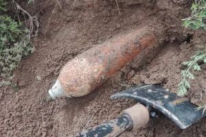 Bombă intactă, găsită de o femeie la marginea drumului, lângă Corund