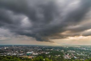 Ploi abundente, furtuni şi vijelii până sâmbătă, în judeţ