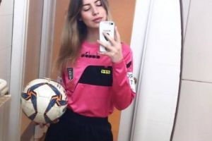 Scenă incredibilă la un meci de fotbal. „Ori îmi faci sex oral, ori mă dai afară”