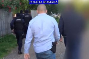 Perchezitii la proxenetii din Prahova. Imagini de la interventia mascatilor
