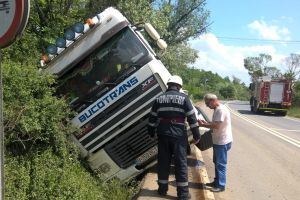 ACCIDENT pe DN7! TIR răsturnat, SCURGERE de COMBUSTIBIL (FOTO)