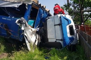 Carambol rutier in judetul Suceava. Doua TIR-uri si un autoturism au fost implicate. Un barbat a decedat (galerie foto)