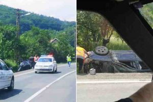 FOTO. ACCIDENT rutier pe DN7. Doi MINORI şi un bărbat din Alba răniţi uşor. Autoturismul în care se aflau s-a răsturnat în şanţul de pe marginea drumului
