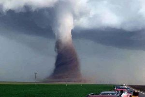 Meteorologii au emis COD ROȘU de TORNADĂ în România
