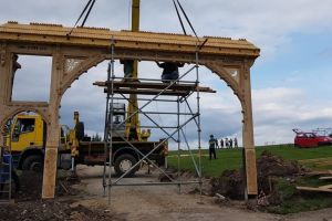 Poartă secuiască amplasată la Șumuleu Ciuc în cinstea vizitei Papei Francisc. Evident, inscripţionată în maghiară