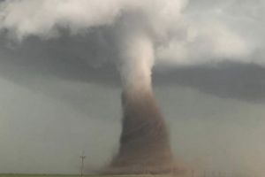 ALERTĂ - Meteorologii au emis COD ROȘU de TORNADĂ în România
