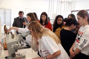 Partea fascinantă a chimiei, explorată de elevi din Reghin la UMFST