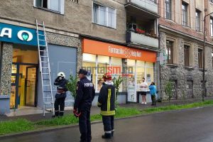 FOTO. Femeie decedată de trei săptămâni! Pompierii au intrat pe geam