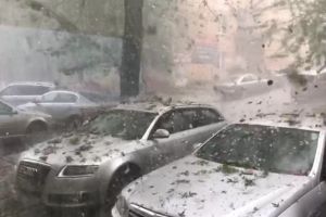 VIDEO: Natura s-a dezlănţuit! Grindina de mari dimensiuni a măturat străzile oraşului