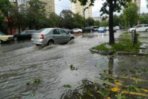 Furtuna de proportii in Baia Mare: Masini distruse, inundatii si copaci doborati (FOTO)
