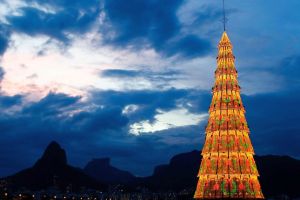 Primăria Sibiu cumpără un brad artificial de 23 metri şi cu 5.400 de globuleţe – Pune la bătaie 553.000 de lei