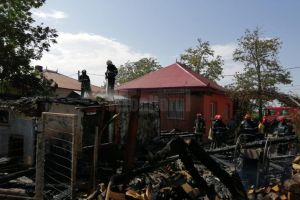 Incendiu favorizat de vânt, la o gospodărie din Stamate