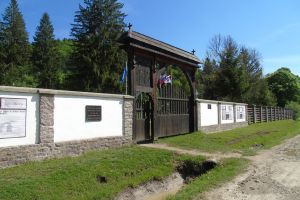 Accesul la eroii din Valea Uzului se face pe un drum ca după război