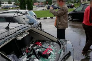 Grindină cât o nucă în Zalău: furtuna a distrus zeci de maşini şi acoperişuri (FOTO / VIDEO)