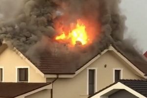 Incendiu după furtună: O vilă ridicată în Cartierul Grigorescu din Oradea a luat foc (FOTO / VIDEO)