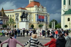 Lanţ uman: Circa 100 de etnici maghiari din Oradea au cerut o statuie a Sfântului Ladislau în Piaţa Unirii (FOTO)