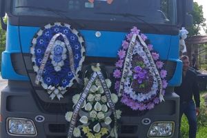 FOTO & VIDEO Jale de nedescris după moartea botoşăneanului strivit de camion. Colegii l-au condus pe ultimul drum cu tirurile