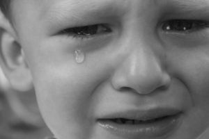 Copil cu autism dat afară din biserică. „Nu aveţi voie cu acest copil!”