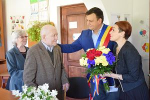 FOTO Un botoşănean care a împlinit 100 de ani, sărbătorit de autorităţi