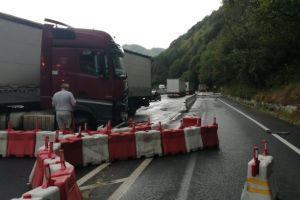 Trafic blocat pe Valea Oltului. Un TIR a intrat în parapeţi