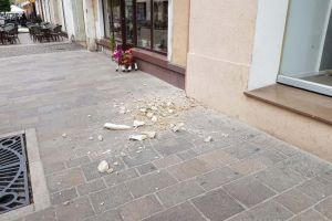 Atenţie, cade: Din faţada Teatrului Arcadia se desprind bucăţi de tencuială (FOTO)