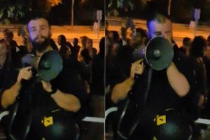 VIDEO – Poliţistul care a ajutat românii să voteze la Munchen, cu ochii în lacrimi – Oamenii l-au îmbrăţişat