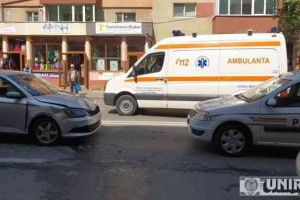 FOTO, VIDEO. ACCIDENT rutier pe Bulevardul Revoluţiei, din Alba Iulia, cu două autoturisme implicate. O persoană a fost rănită rănită