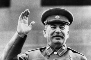 Un septuagenar a înjunghiat patru jurnalişti pentru că nu au publicat articolul său despre Stalin