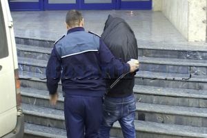 Un individ, care a atacat cu un cuţit un bărbat, la Botoşani, ridicat de poliţişti şi dus după gratii