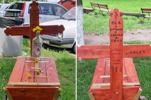 FOTO Glumă macabră – Coşciug pe care este scris „PSD=CIUMA ROȘIE” expus în parcul de pe Valea Săpunului