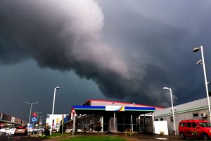 Nu scăpăm de furtuni. Noi vijelii, ploi torenţiale şi grindină în Bihor