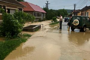 Viituri şi inundaţii în Bihor, în urma furtunilor. Care e situaţia în judeţ (FOTO)